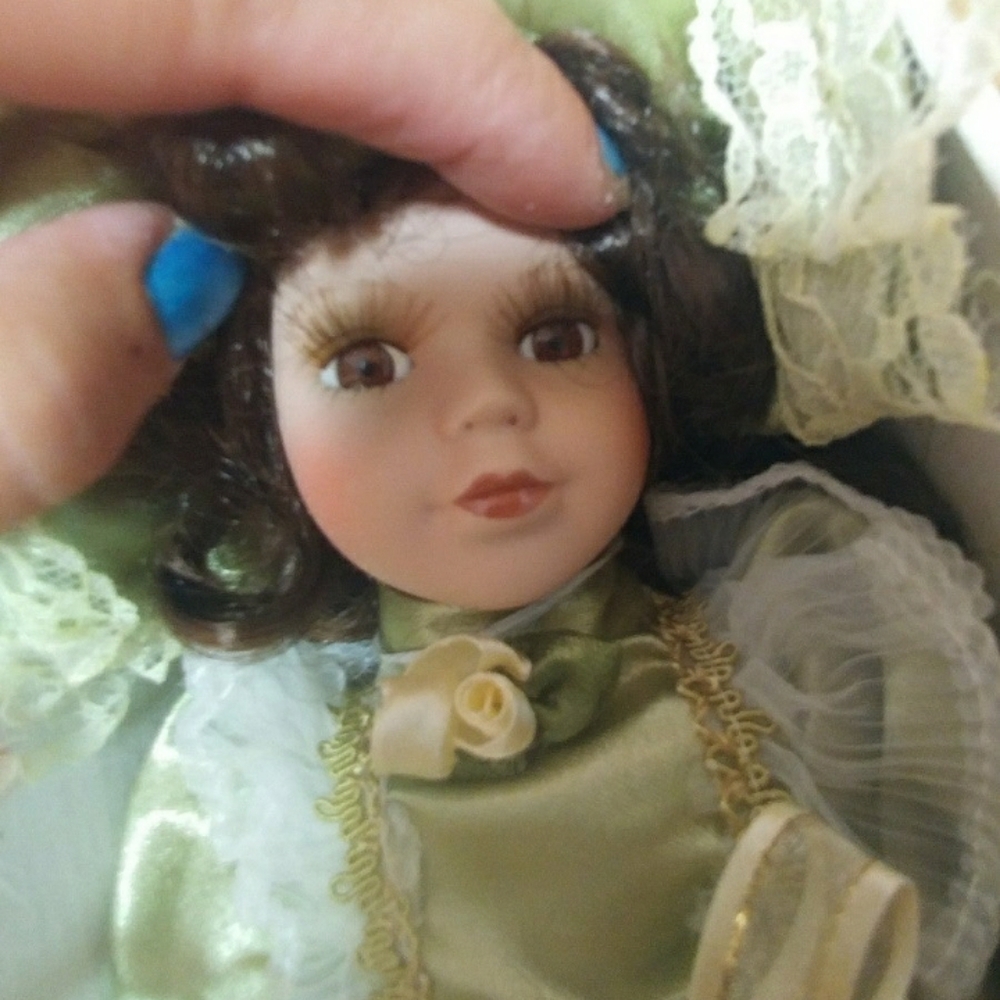 Porcelain doll - Picture 2 of 5